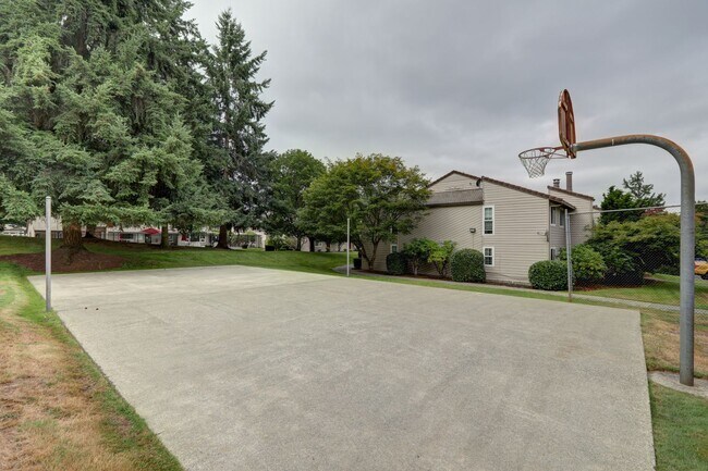 Building Photo - 2 Bedroom Ground Floor Condo in the Heart of Woodinville!