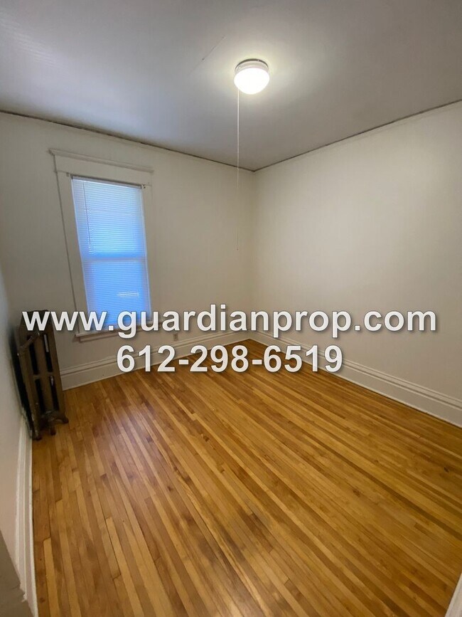 Building Photo - 709-711 Jessamine Ave E