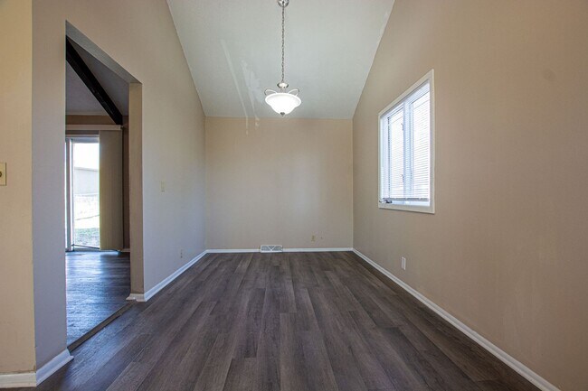 Building Photo - 3 Bedroom / 2 Bath Home in Millard!