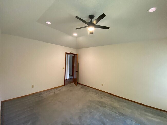 Building Photo - Edmond Schools - Newly Renovated 3 bedroom 2 bath