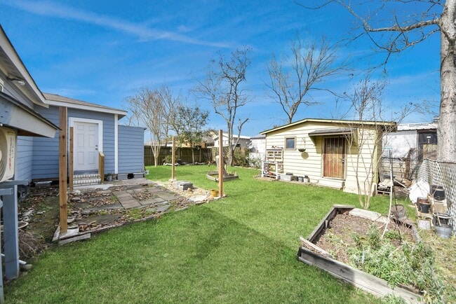 Building Photo - 215 St Charles Dr