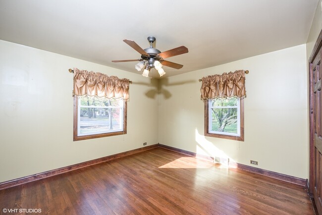Building Photo - 4N225 Briar Ln