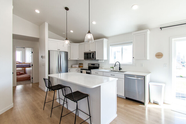 Building Photo - 817 Cathy Dr W