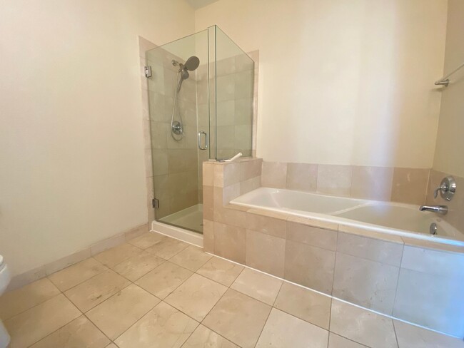 Building Photo - Spacious 3 bed/2bath Penthouse Unit Downto...