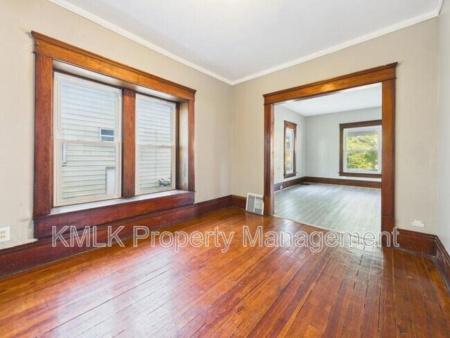 Building Photo - 701 Kling St