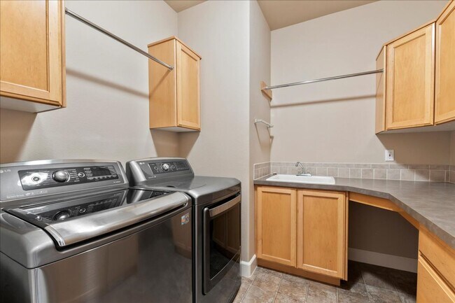 Building Photo - 3 Bedroom 3 Bathroom Home in Desirable Eag...