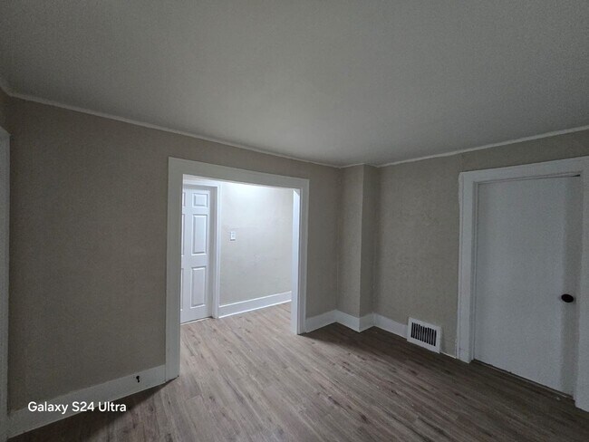 Building Photo - Freshly Renovated 2-Bedroom Home – Quality...