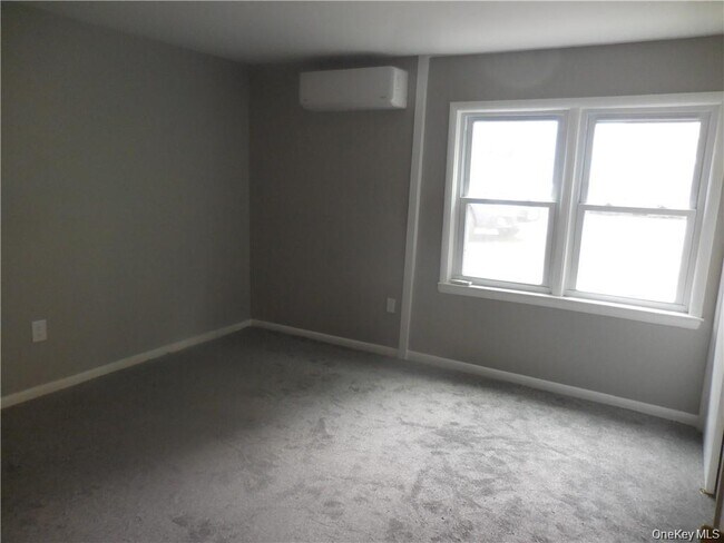 Building Photo - 41 Willow Ave