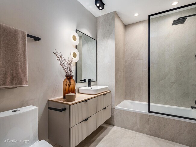 Building Photo - 1257 N Ashland Ave