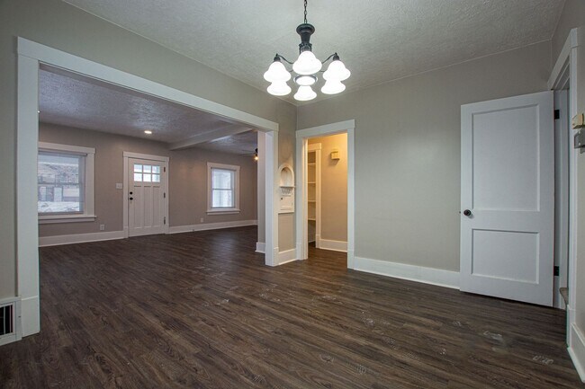 Building Photo - 3 Bedroom / 2 Bath Home with Garage off 45th and Leavenworth!