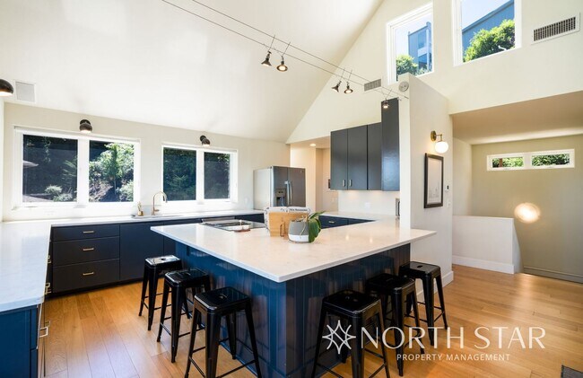 Building Photo - Stunning Views Close in NW Portland