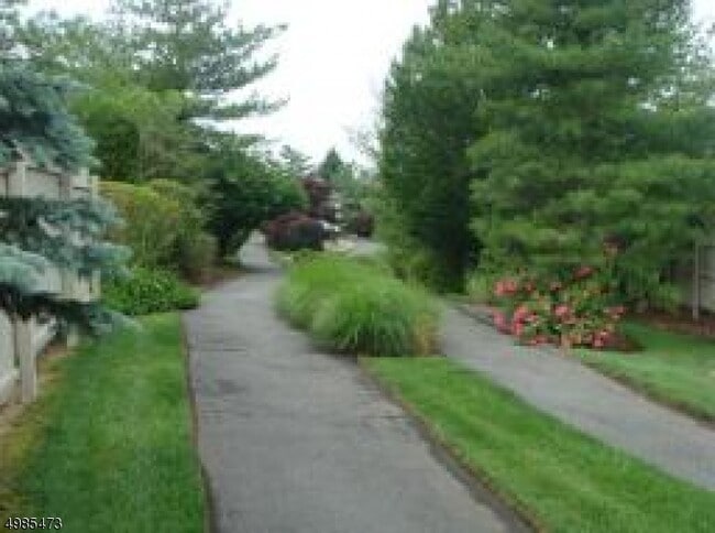 Building Photo - 16 Larkin Cir