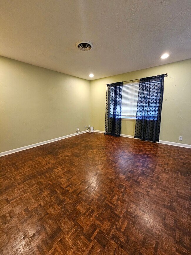 Building Photo - (3) Bed/(1.5) Bath Near Core Norman and OU...