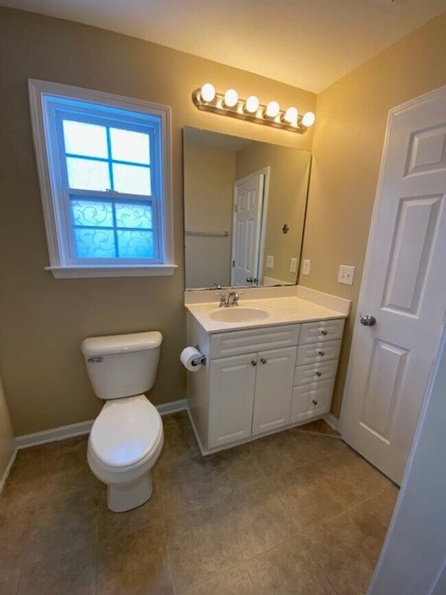 Building Photo - Charming 3 bedroom 2 bath home in Windsor park