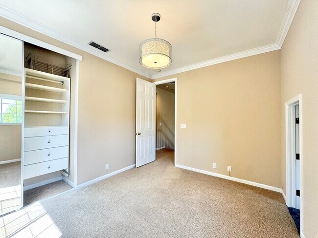 Building Photo - Beautiful large 4 bedroom home in rocklin!