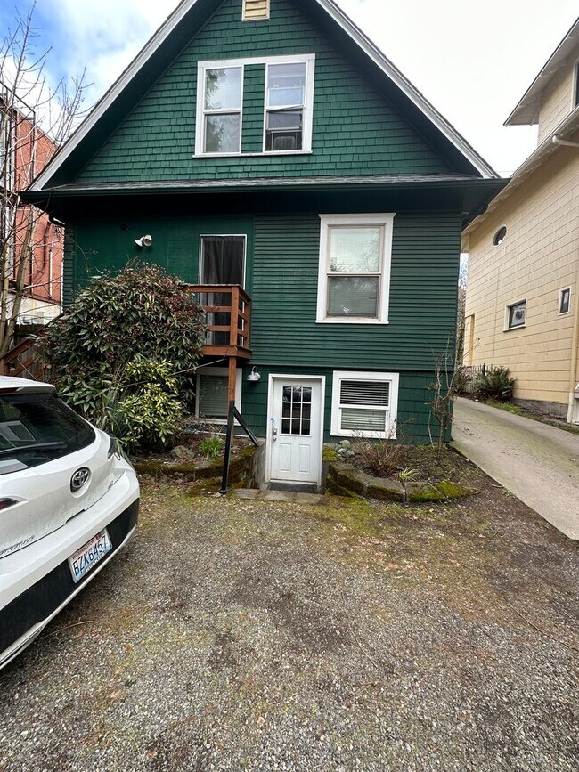 Building Photo - Spacious One Bedroom in Prime Capitol Hill...