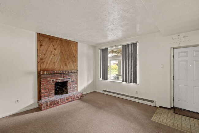 Building Photo - 2232 Woodstock Ave