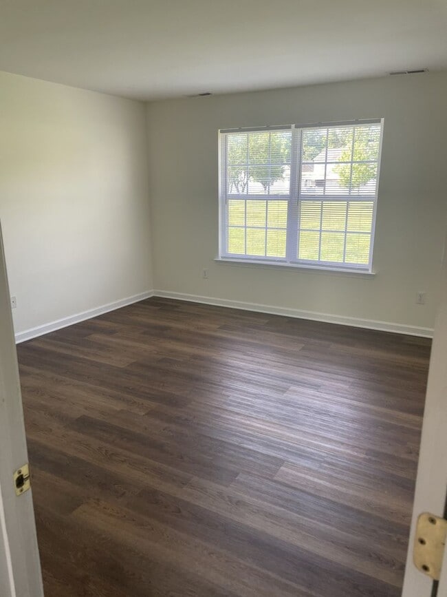 Building Photo - Lovely home close to shopping and entertainment.