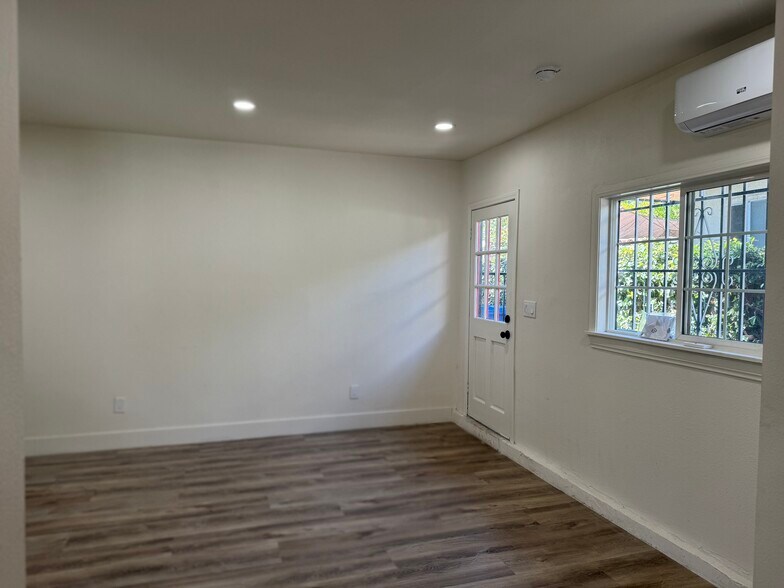 Building Photo - 765 W Lexington Ave