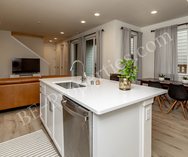 Building Photo - Lovely Tehaleh 3 bedroom