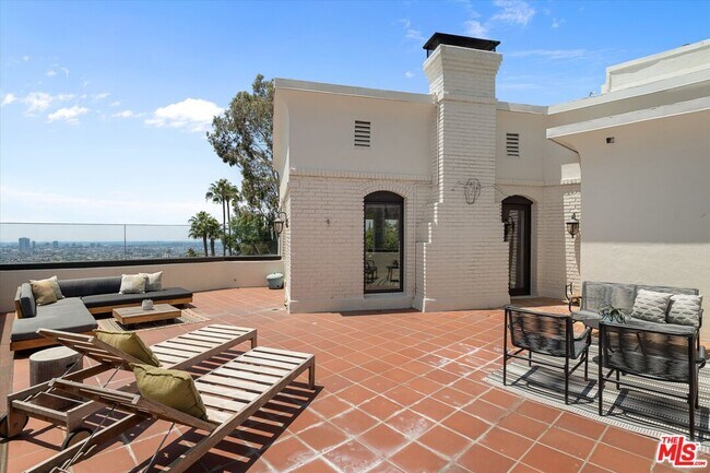 Building Photo - 2700 Glendower Ave