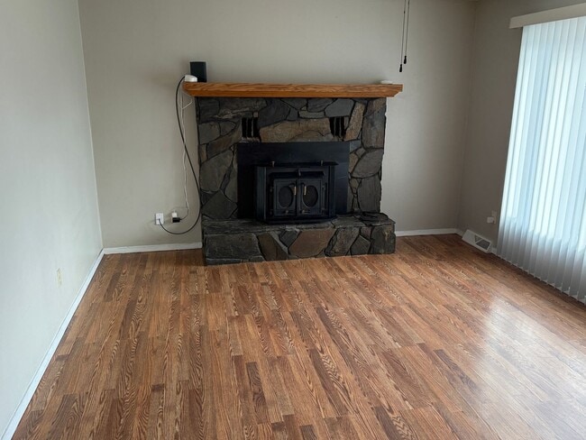 Building Photo - 4 Bedroom, 2 Bath Home for Rent