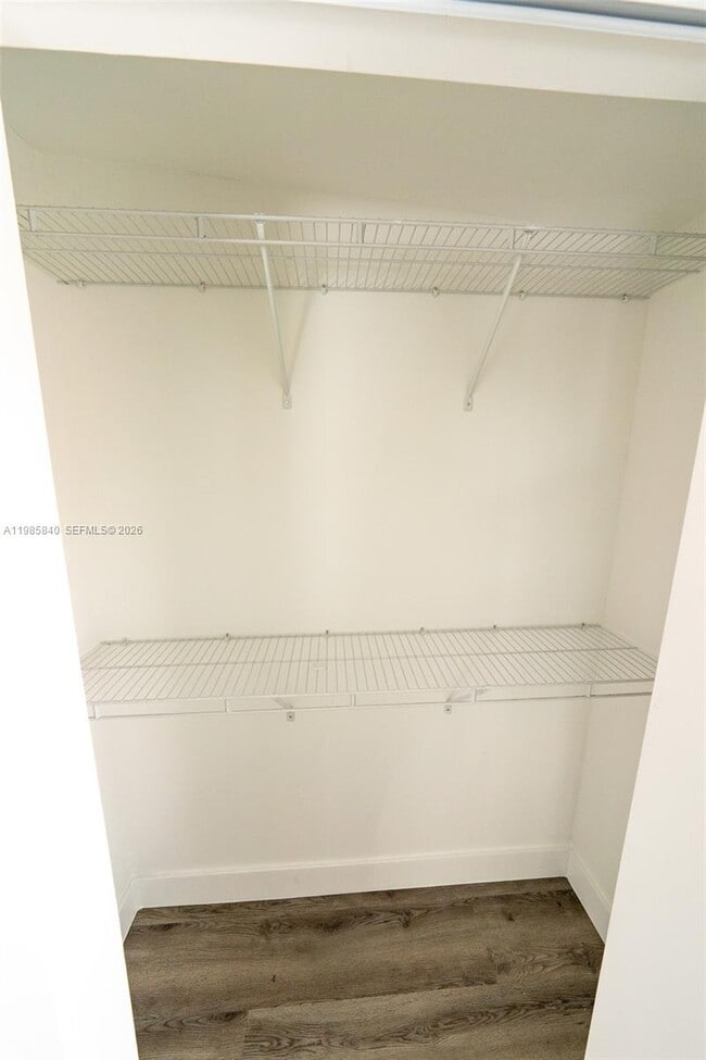 Building Photo - 618 NE 21st Ave