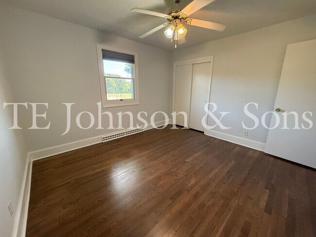 Building Photo - Three bedroom House with Large Lot in Country Setting