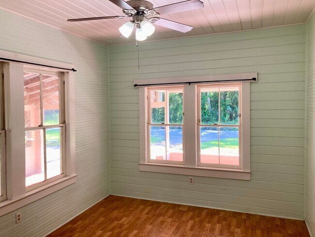 Building Photo - Crystal River Cottage!