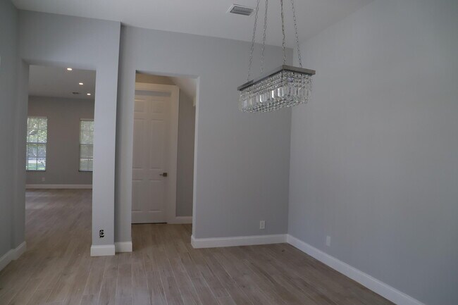 Building Photo - 806 NW 82nd Pl