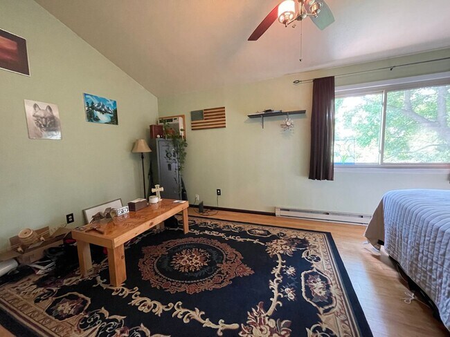 Building Photo - Cozy 4B/2B Unit With Views In East Boulder...