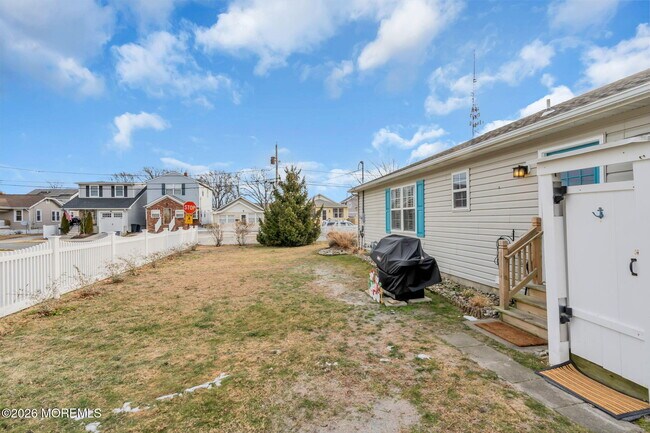 Building Photo - 1733 Melrose Ave