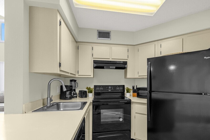 Building Photo - 3841 Atrium Dr