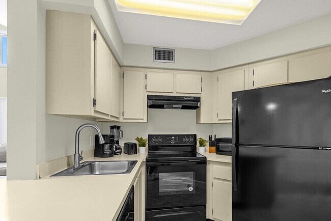 Building Photo - 3905 Atrium Dr