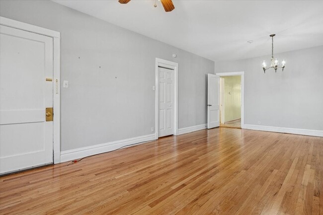 Building Photo - 5033 W Cullom Ave