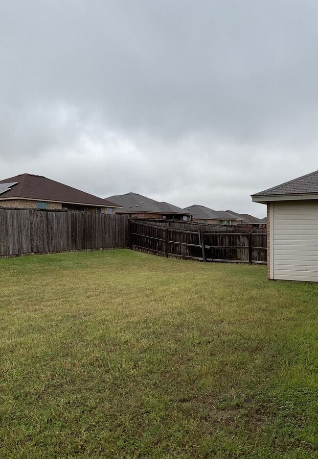 Building Photo - PRICE DROP - AVAILABLE NOW!