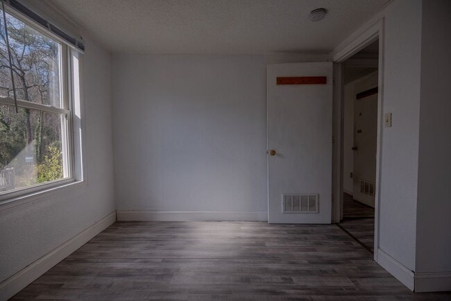 Building Photo - 806 Lakeland St