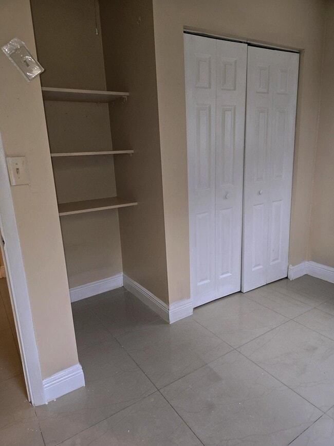 Building Photo - 547 W 4th St