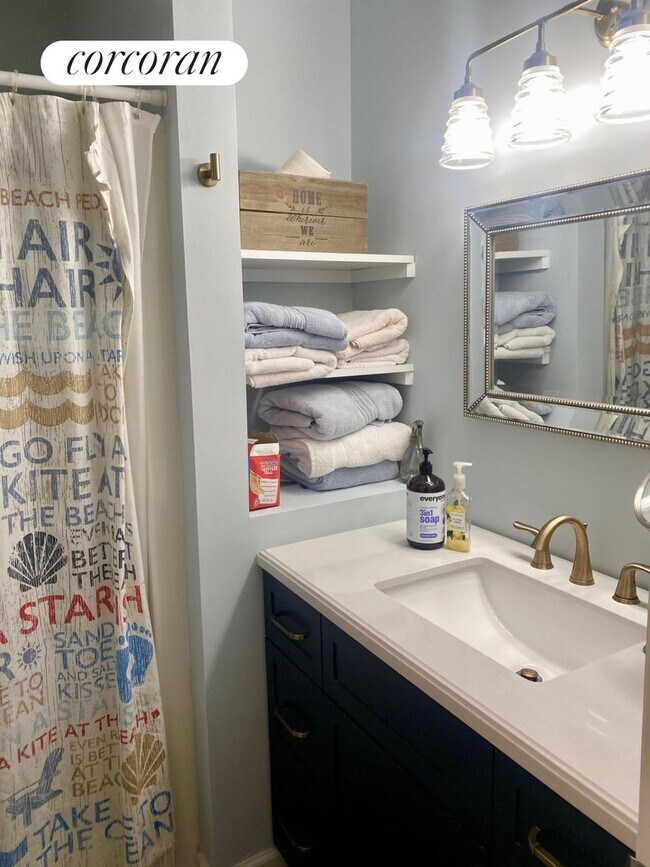 Building Photo - 52 Fairway Pl