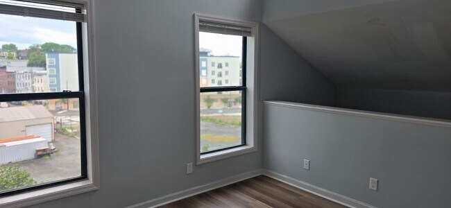 Building Photo - 160 Lafayette St