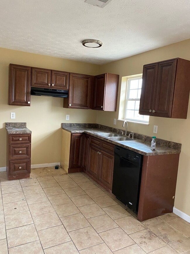 Building Photo - Now available 3 bedroom 2 bath single fami...