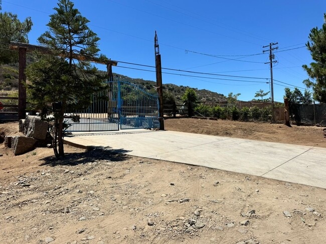 Building Photo - 3BD/2BA HOME off Old Hwy 80, Ample Parking...