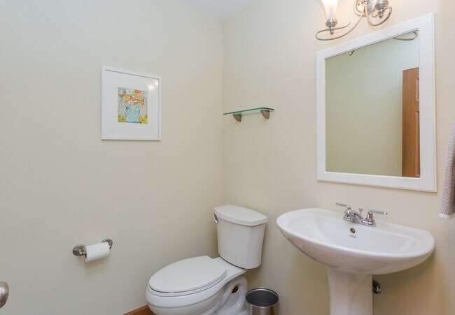 Building Photo - Large 4 bedroom with office space, Springf...