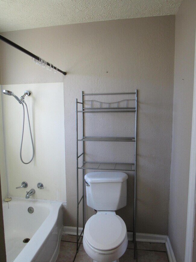 Building Photo - 636 W Washington St