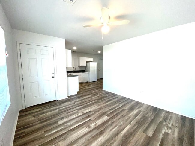 Building Photo - 907 W 7th St