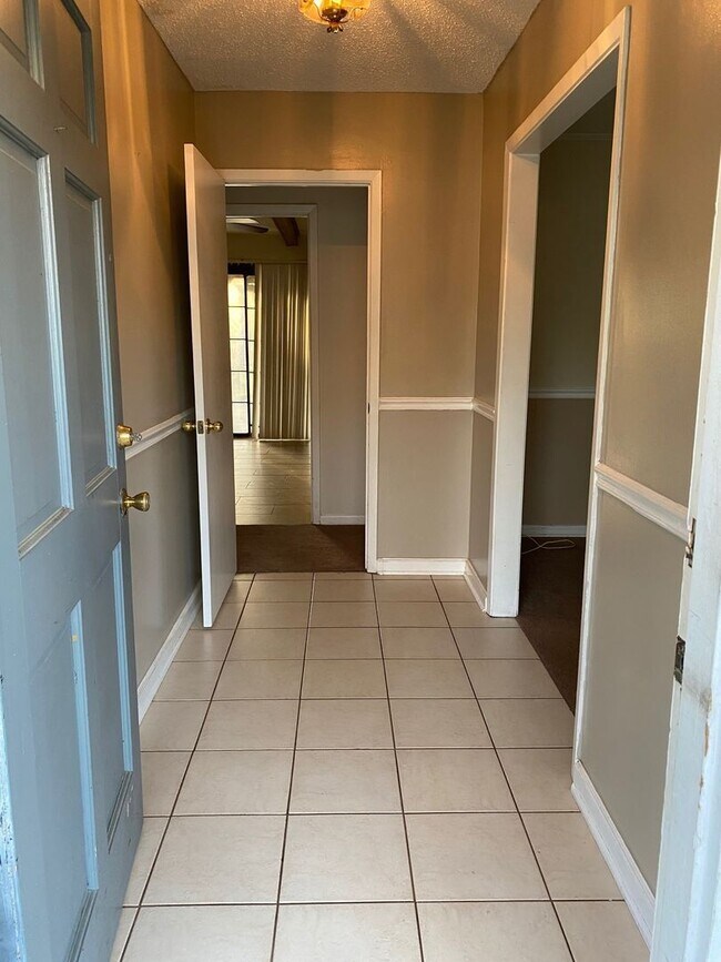 Building Photo - Edgewood Place subd. West Mobile 3/2 Large...