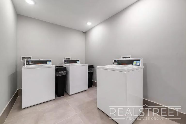 Building Photo - Welcome home to this bright and well-proportioned 2-bedroom, 1-bath apartment on a charming, tree-li