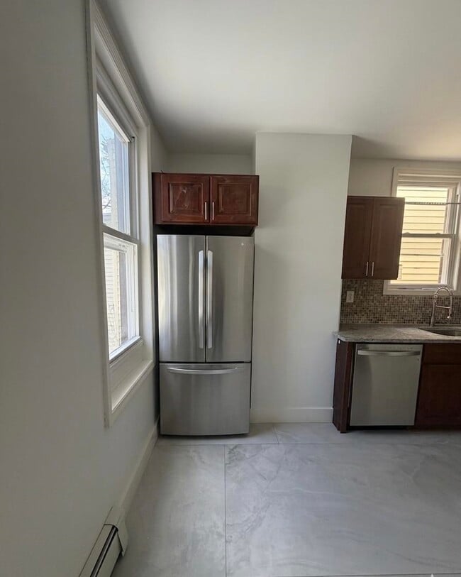 Building Photo - 132 Bayview Ave