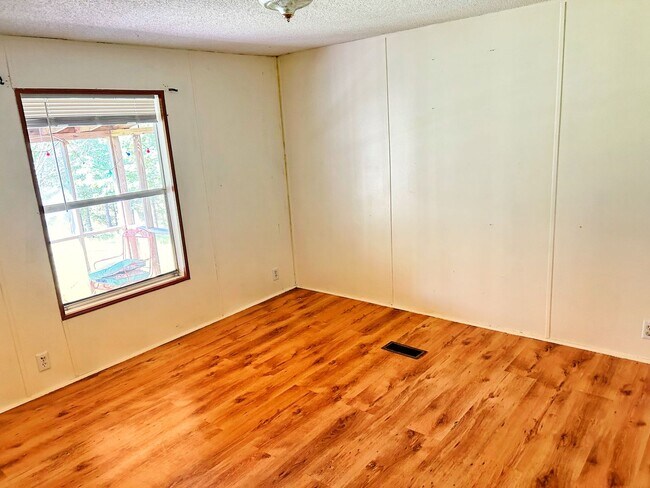 Building Photo - 3 bed/2 bath Country Home