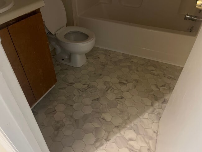 Building Photo - 2 Bed, 1.5 Bath Townhouse